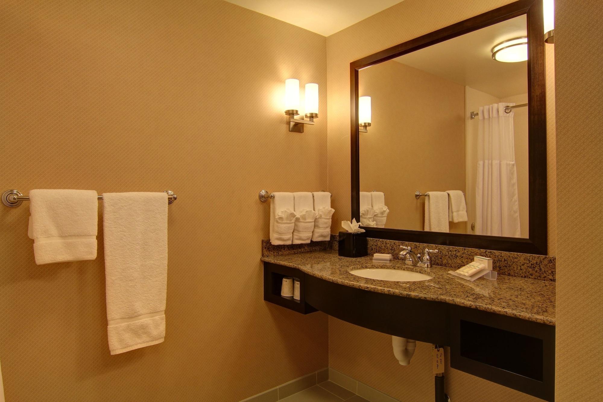 Hilton Garden Inn Woodbridge Exteriör bild