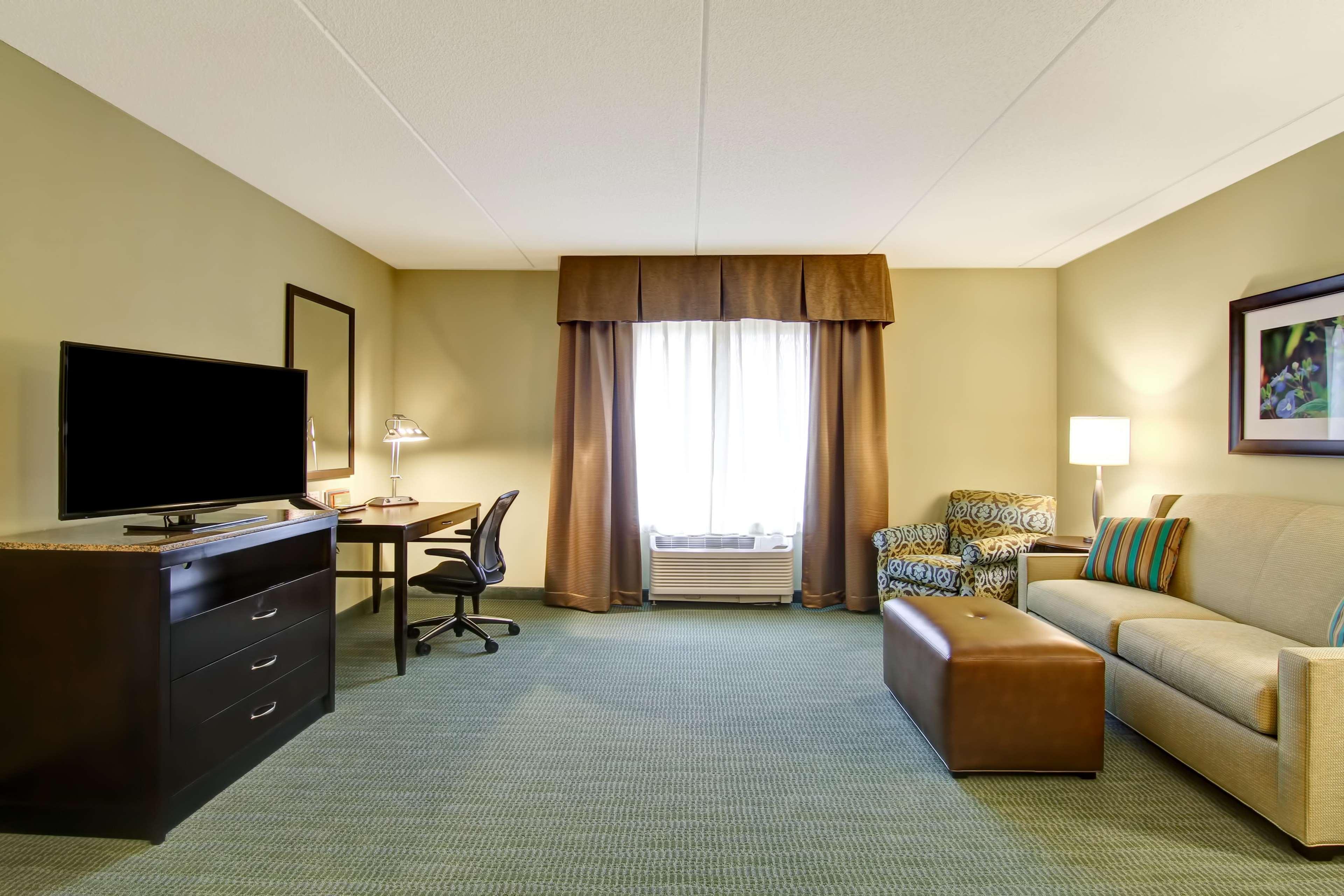 Hilton Garden Inn Woodbridge Exteriör bild