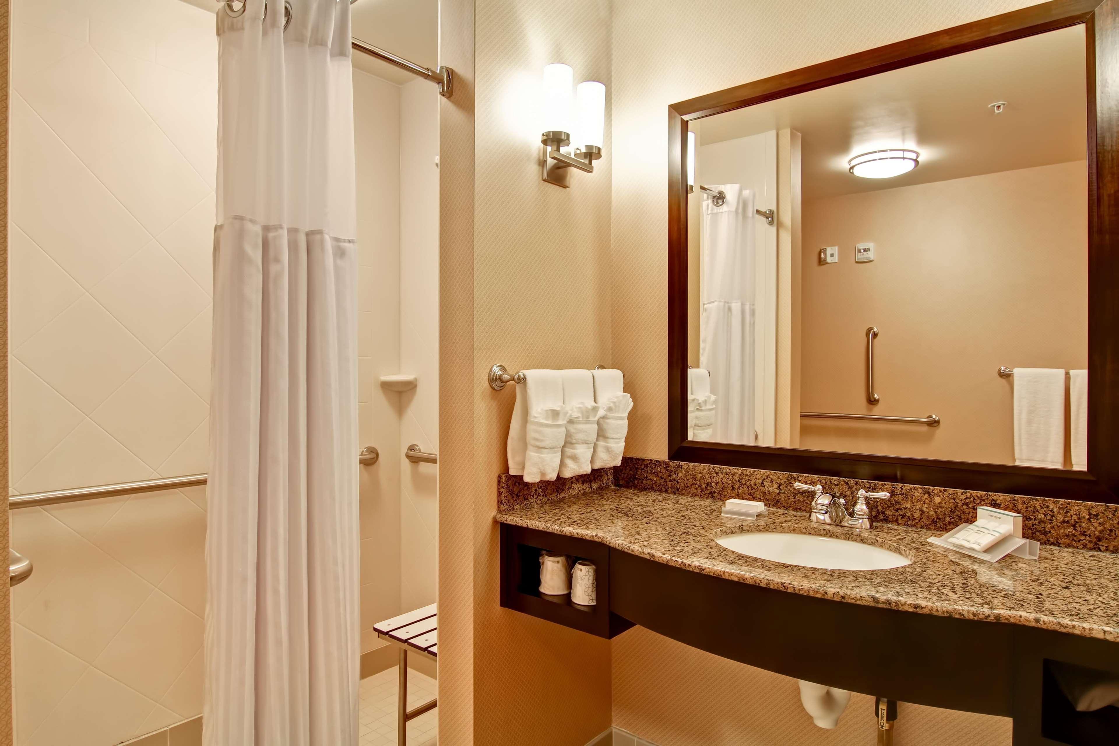 Hilton Garden Inn Woodbridge Exteriör bild