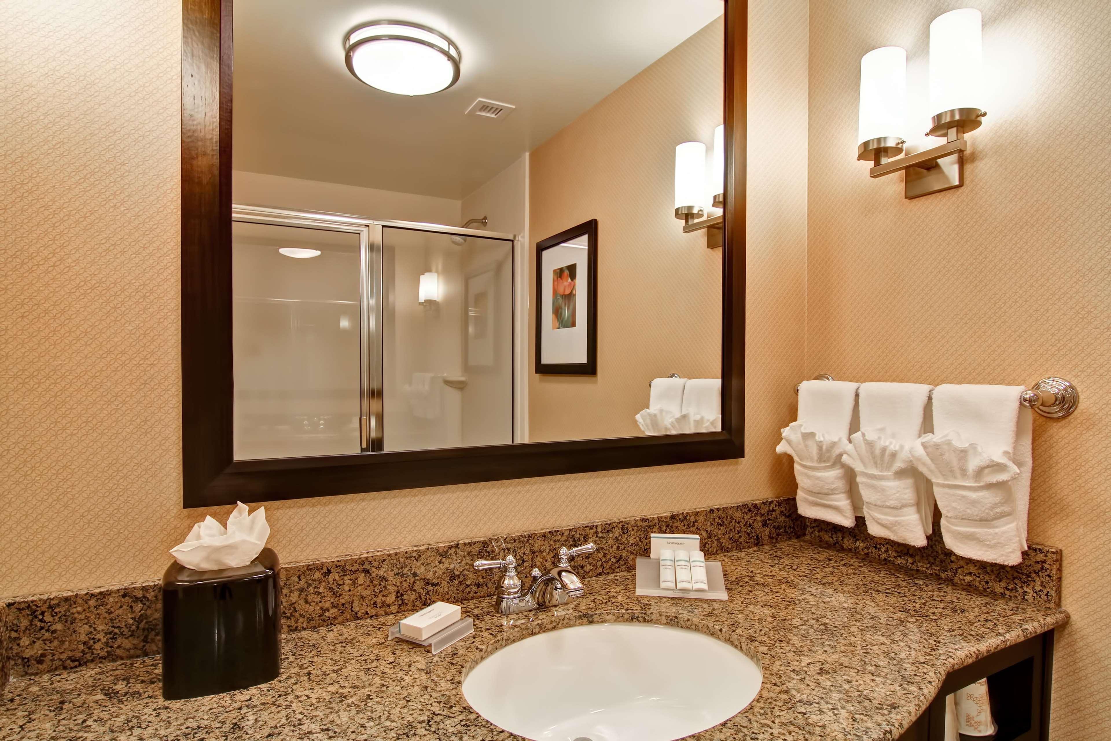 Hilton Garden Inn Woodbridge Exteriör bild