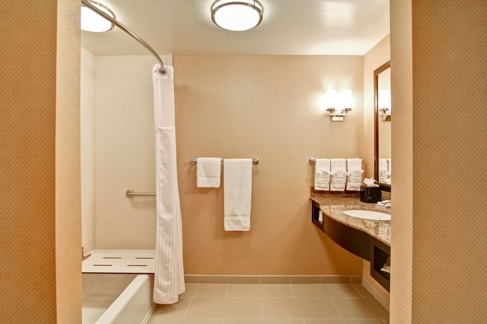 Hilton Garden Inn Woodbridge Exteriör bild