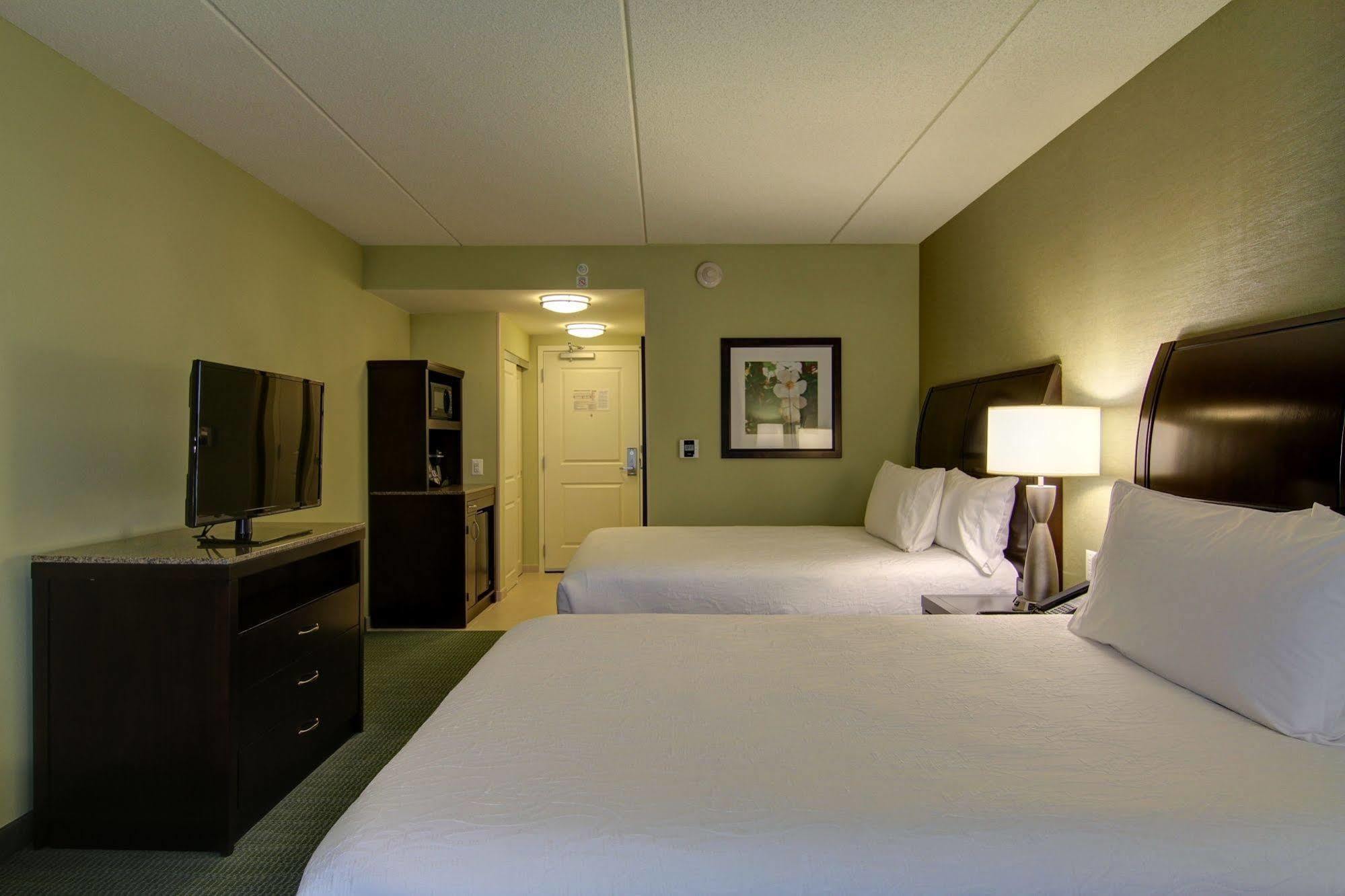 Hilton Garden Inn Woodbridge Exteriör bild