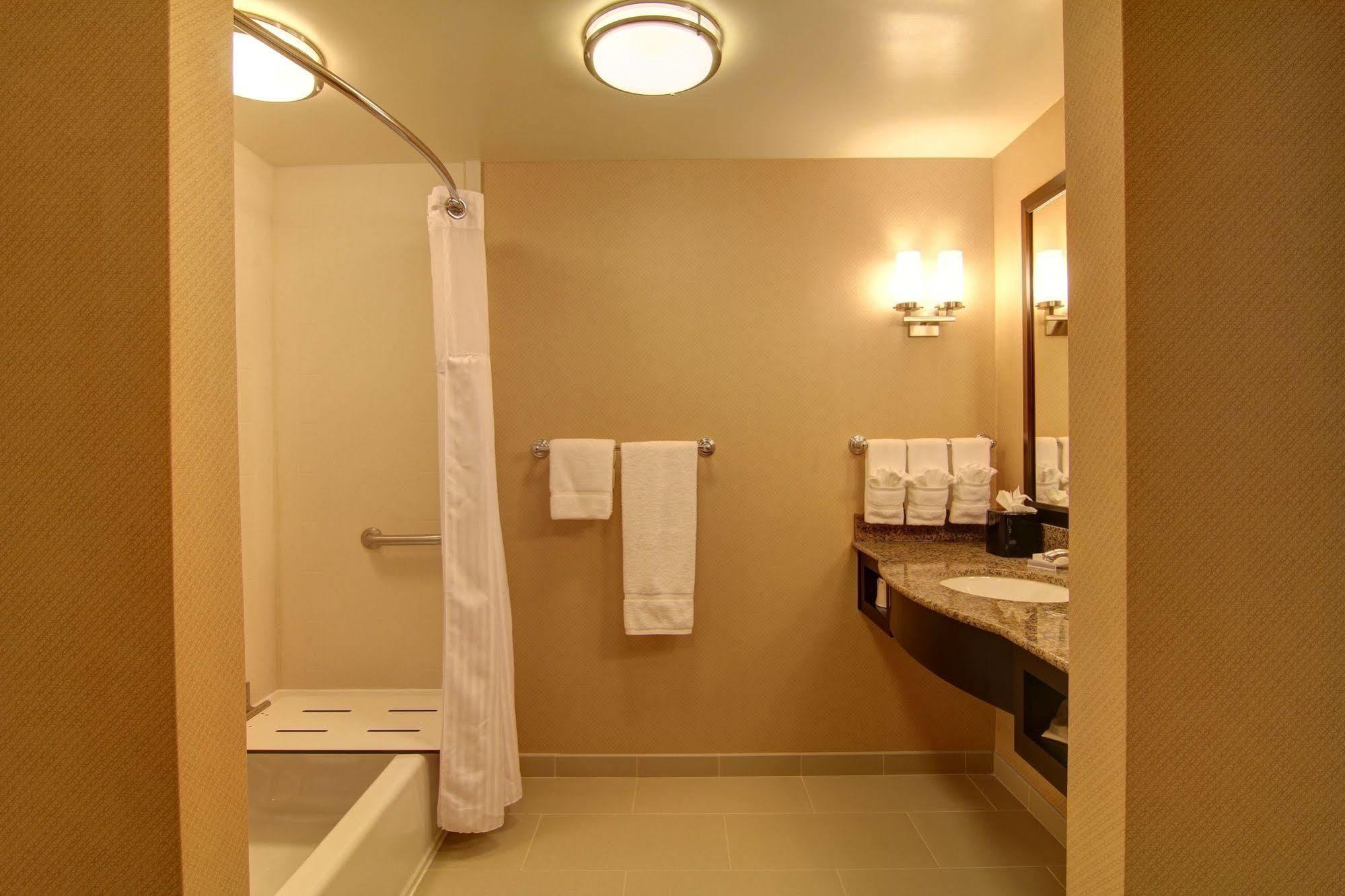 Hilton Garden Inn Woodbridge Exteriör bild