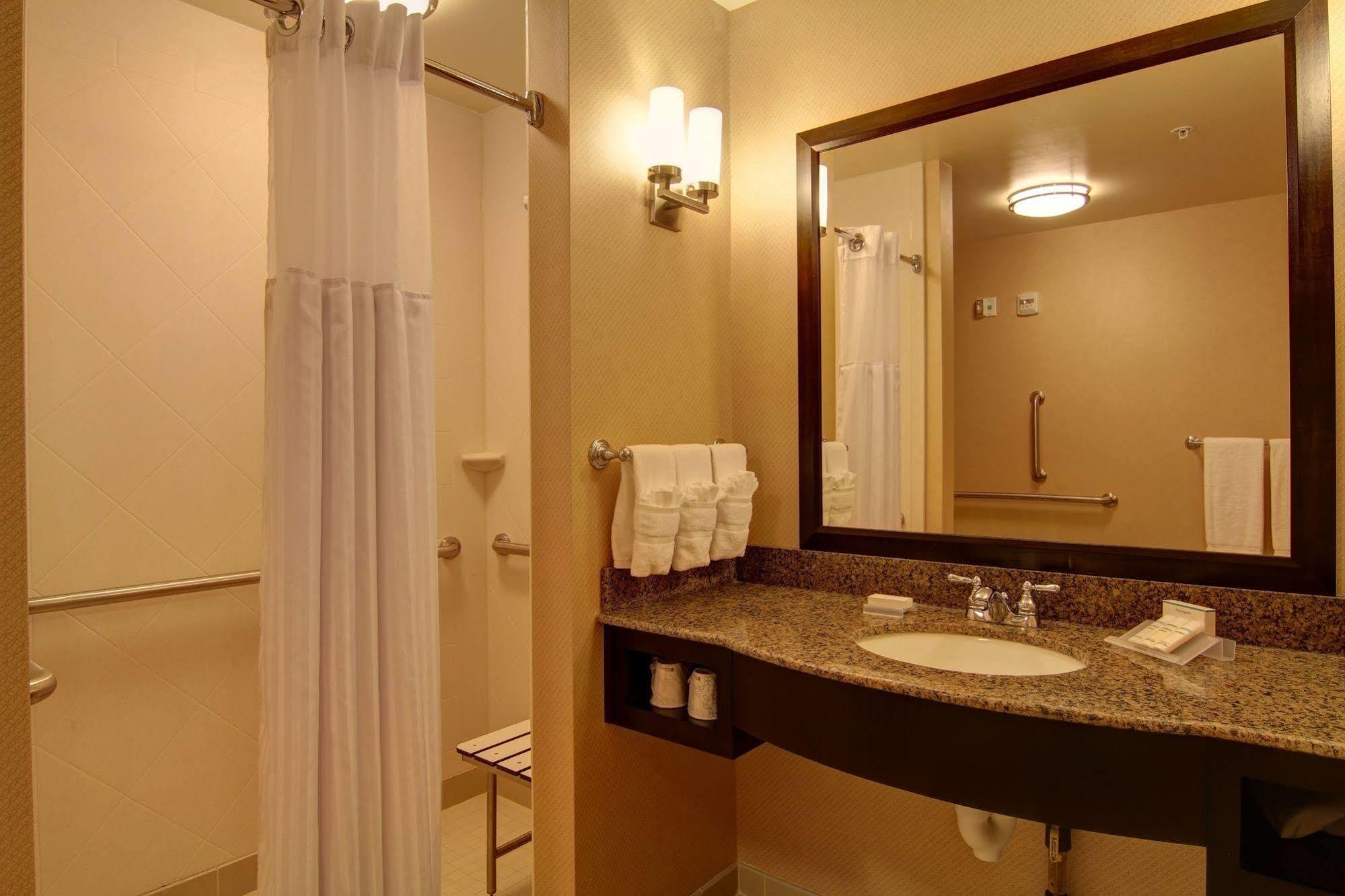 Hilton Garden Inn Woodbridge Exteriör bild