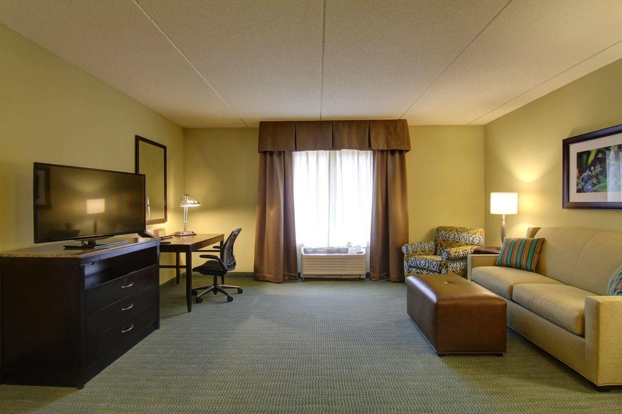 Hilton Garden Inn Woodbridge Exteriör bild