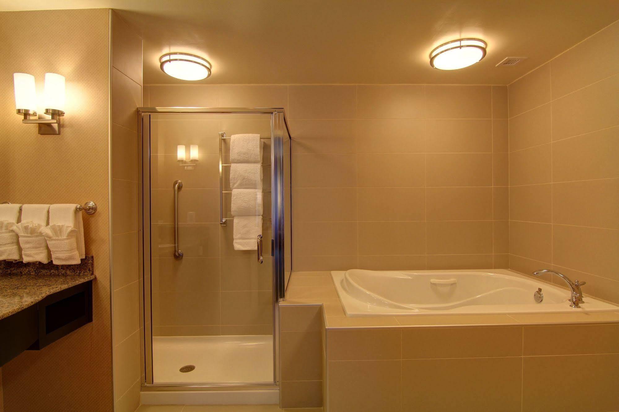 Hilton Garden Inn Woodbridge Exteriör bild